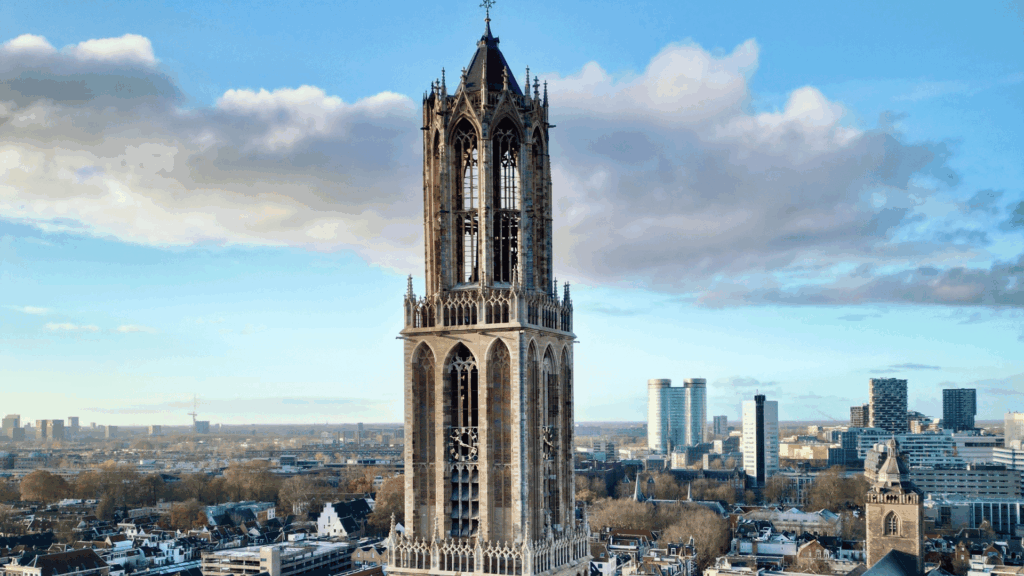 De domtoren van Utrecht met de skyline