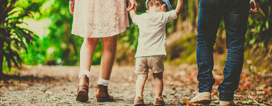 Ouders of begeleiders die met kind wandelen