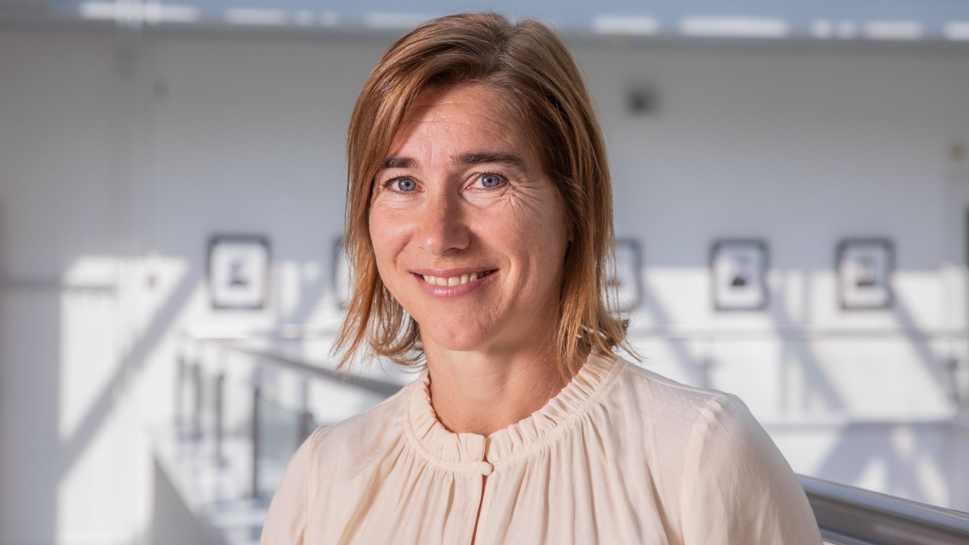 Hech qachon bunday yalangoch qizlarni kormagansiz.