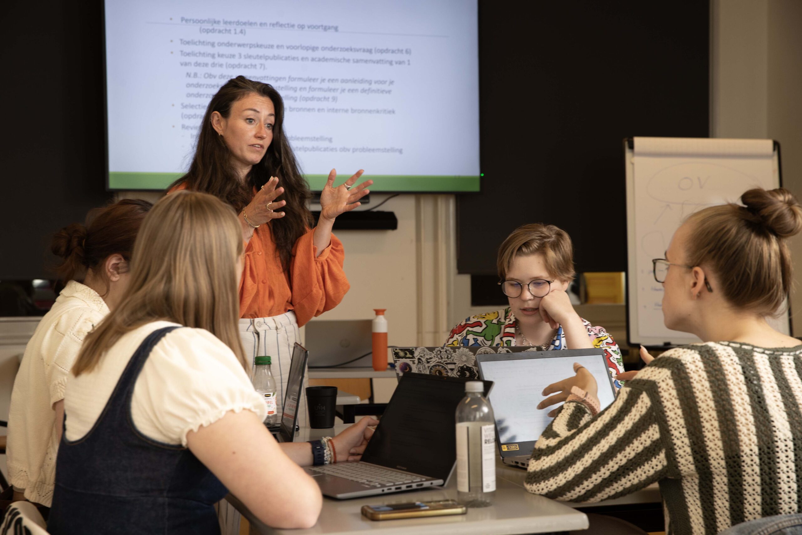 Docent begeleidt een werkcollege met studenten
