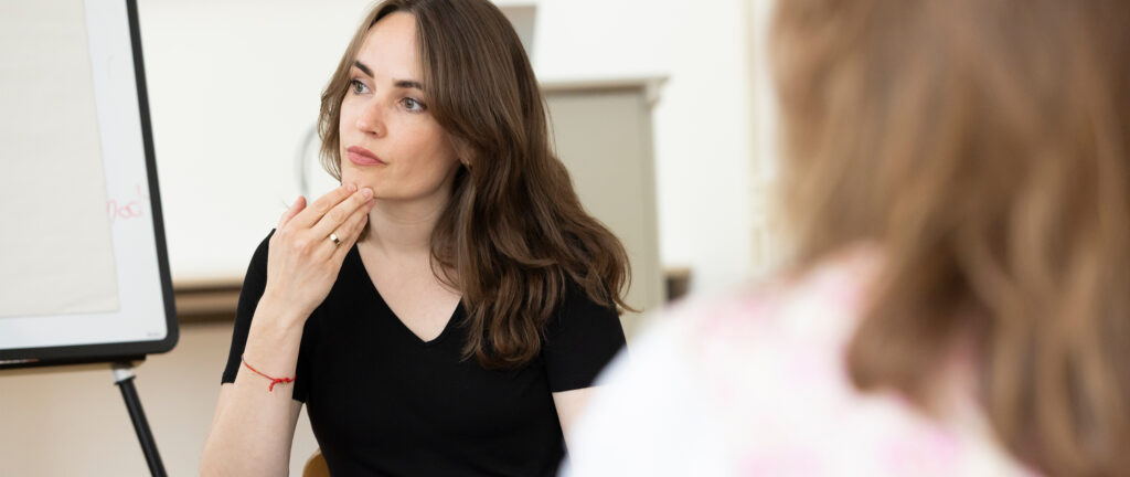 Studente zit te luisteren.