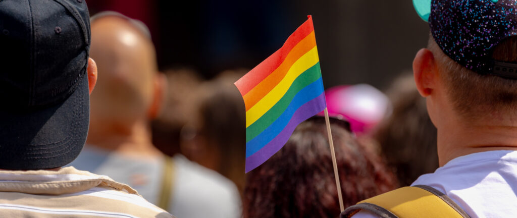 Evenement met een diversiteit aan mensen en een regenboogvlag