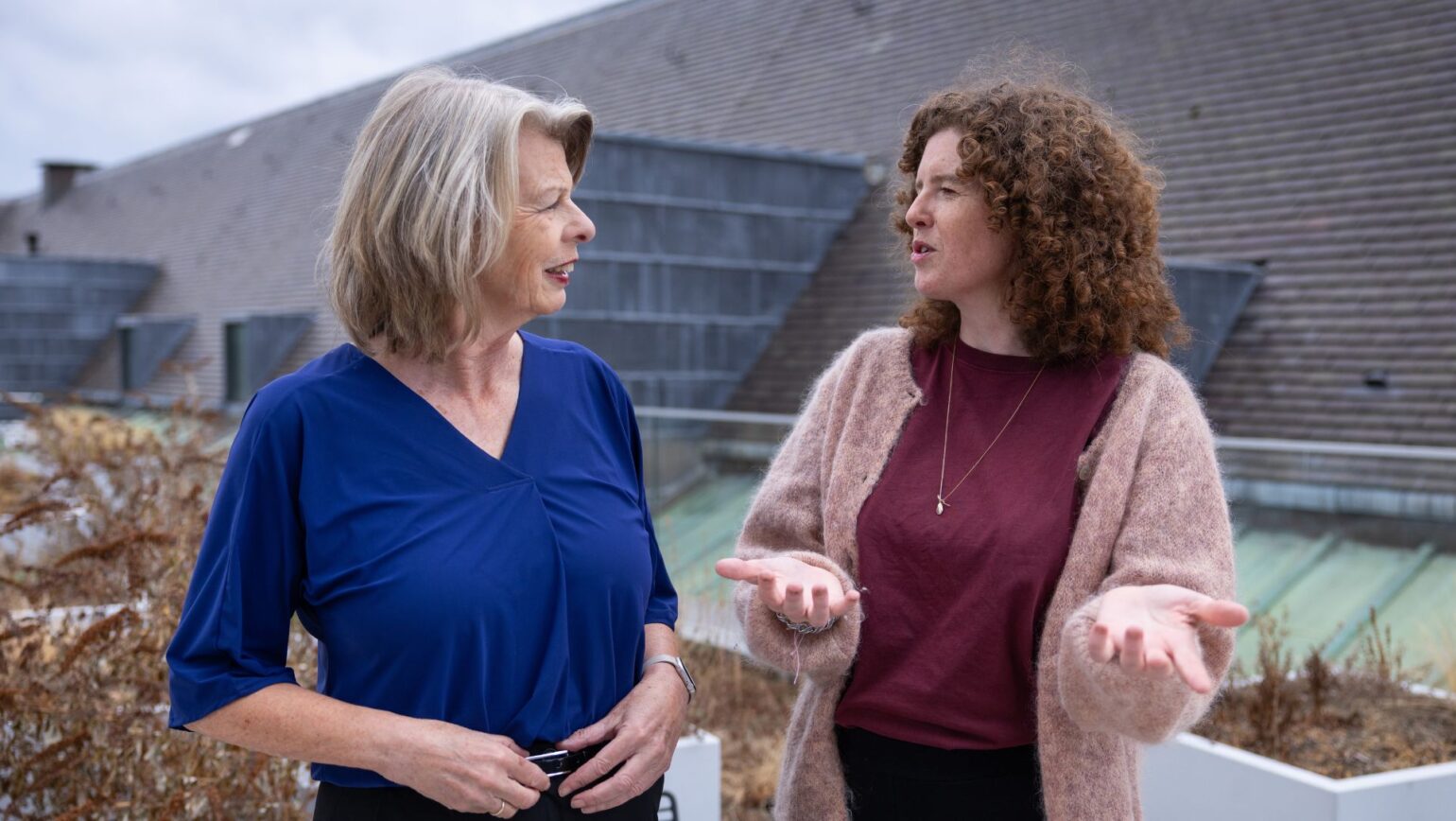Anja Machielse en Inge Kluck in gesprek met elkaar