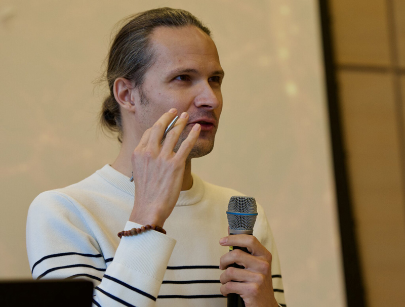 Daan Oostveen voert het woord met een microfoon in zijn hand