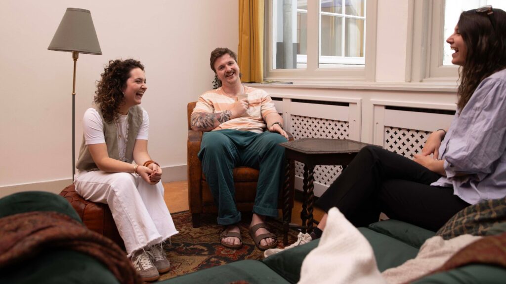 Studenten in de huiskamer van de Studentenvereniging voor Humanistiek