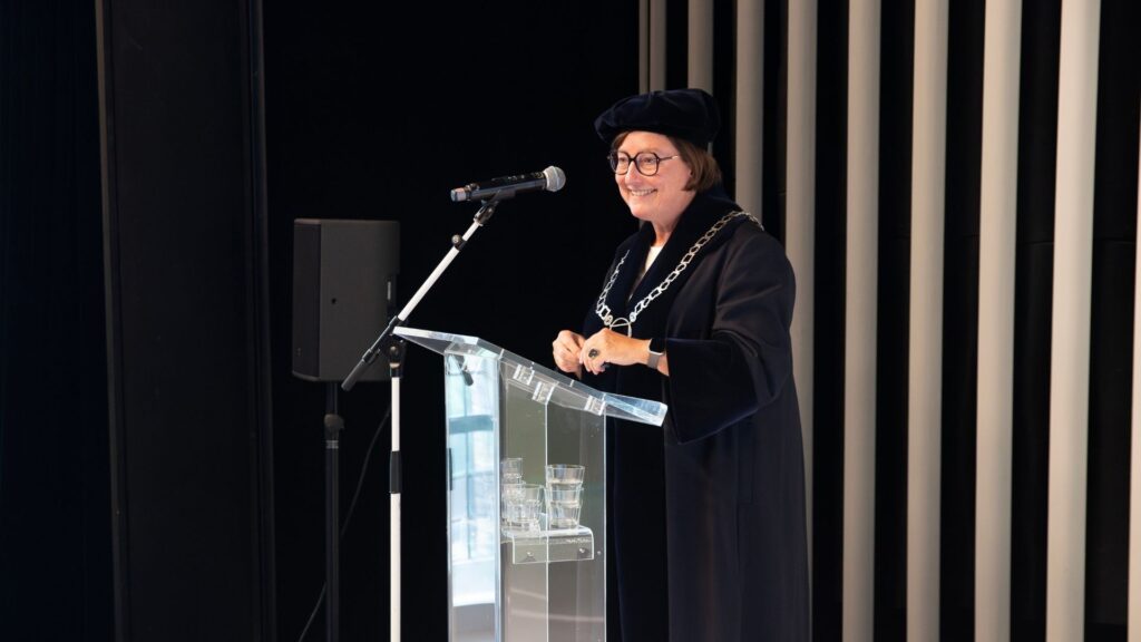 Rector Joke van Saane spreekt in toga het publiek toe