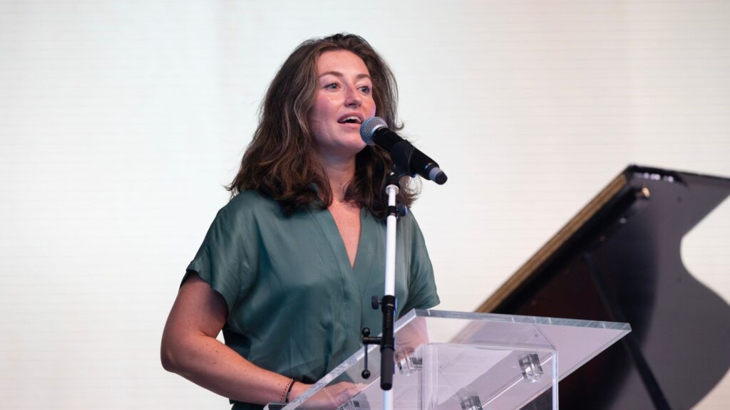 Niké Wentholt op het podium achter de microfoon