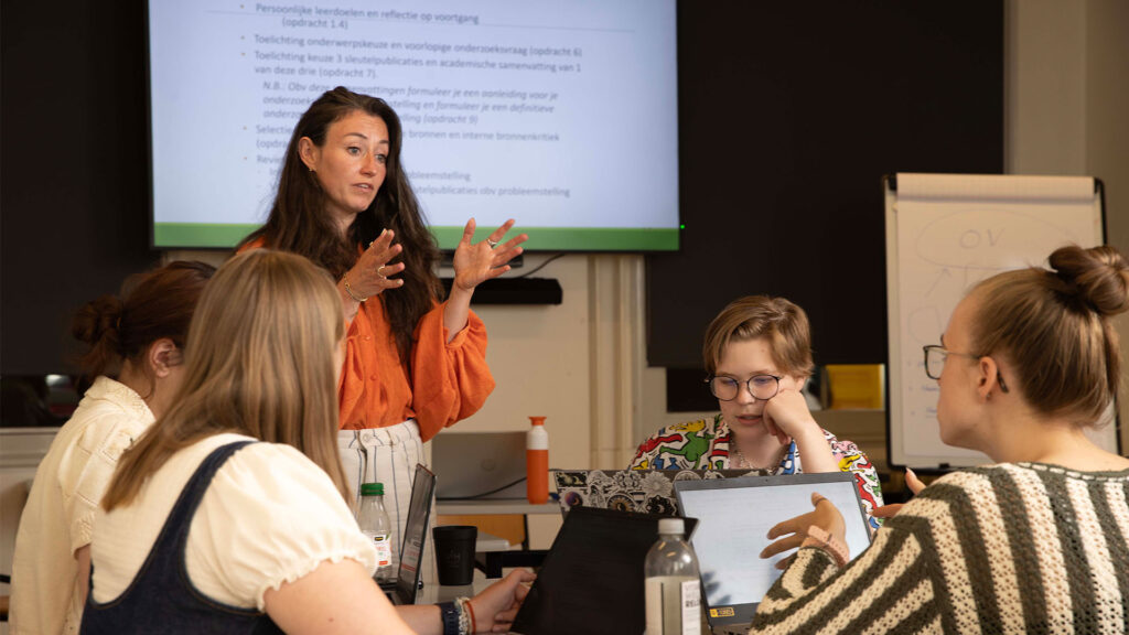 Docente geeft college