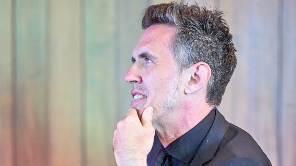 Anthony Pemberton van opzij met hand op de kin